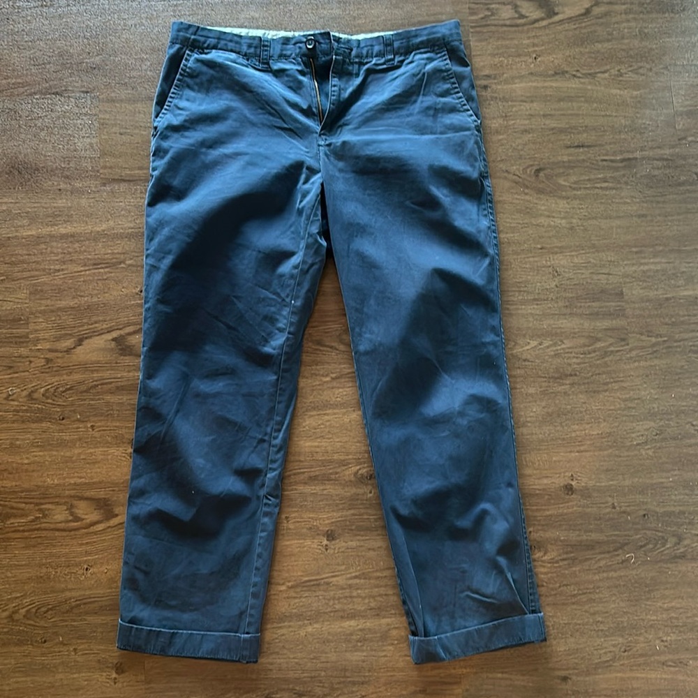 Vintage Tommy Hilfiger navy blue chinos. Men’s 33 inch waist by 32 inch inseam.